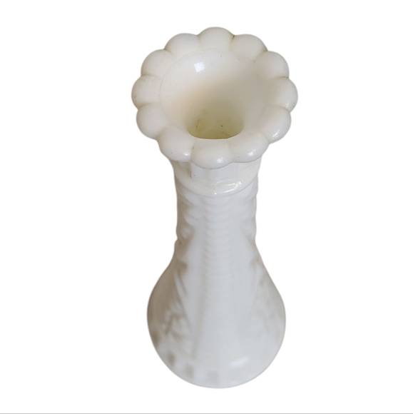 Vintage Milk Glass Bud Vase Taper - Picture 2 of 4